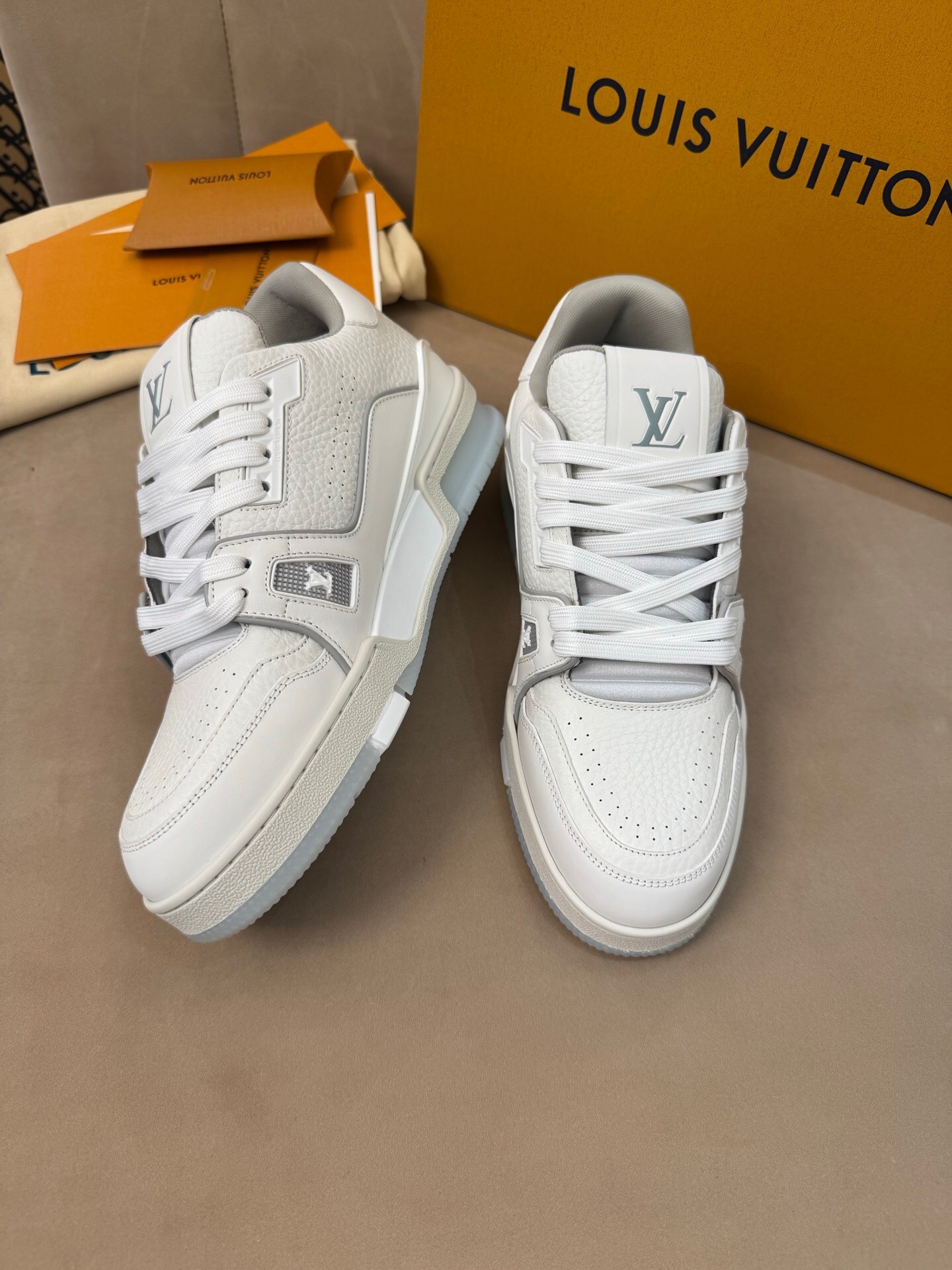 P699 Trainer经典运动鞋 白色