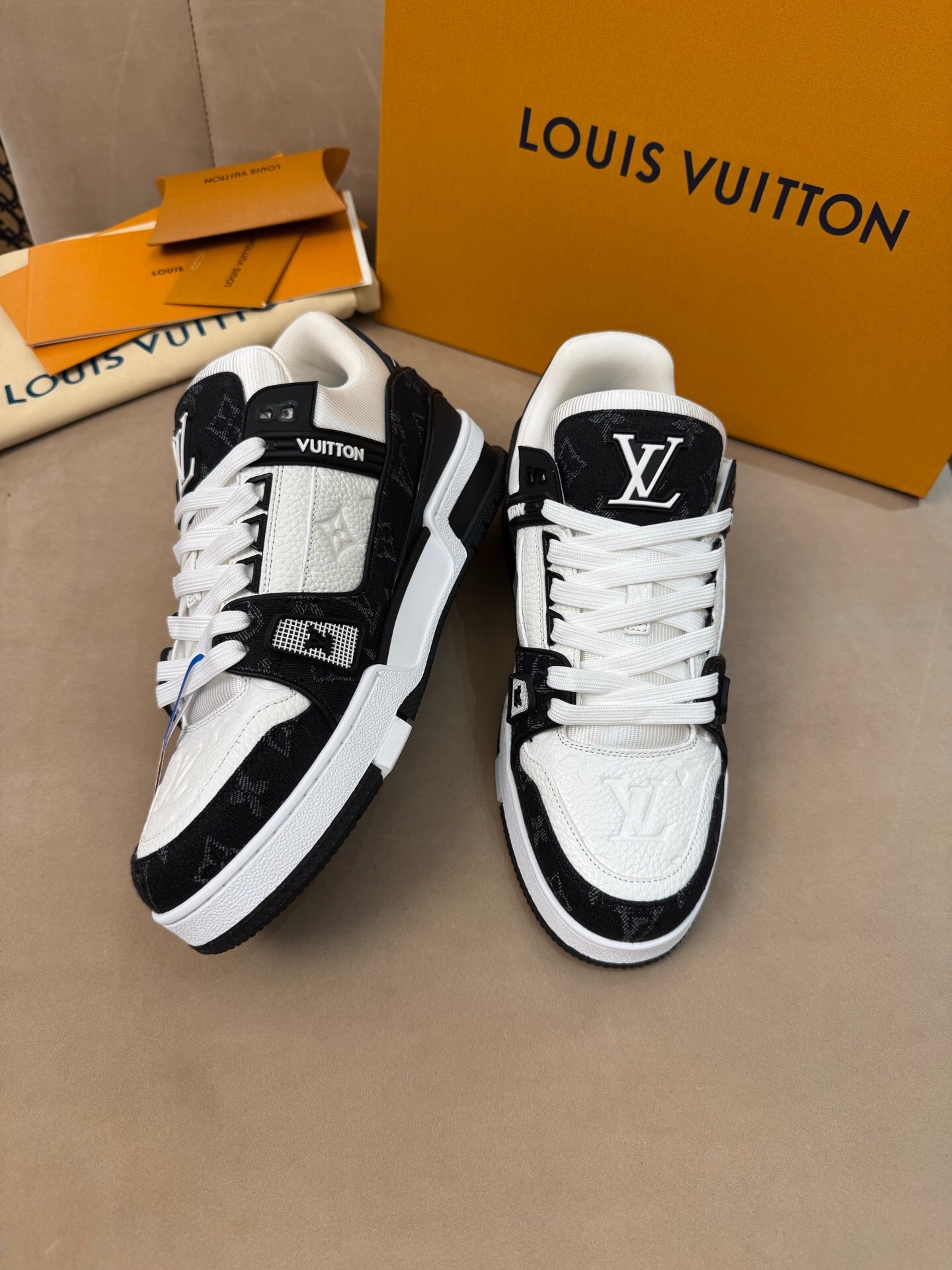 P699 Trainer经典运动鞋 牛仔黑