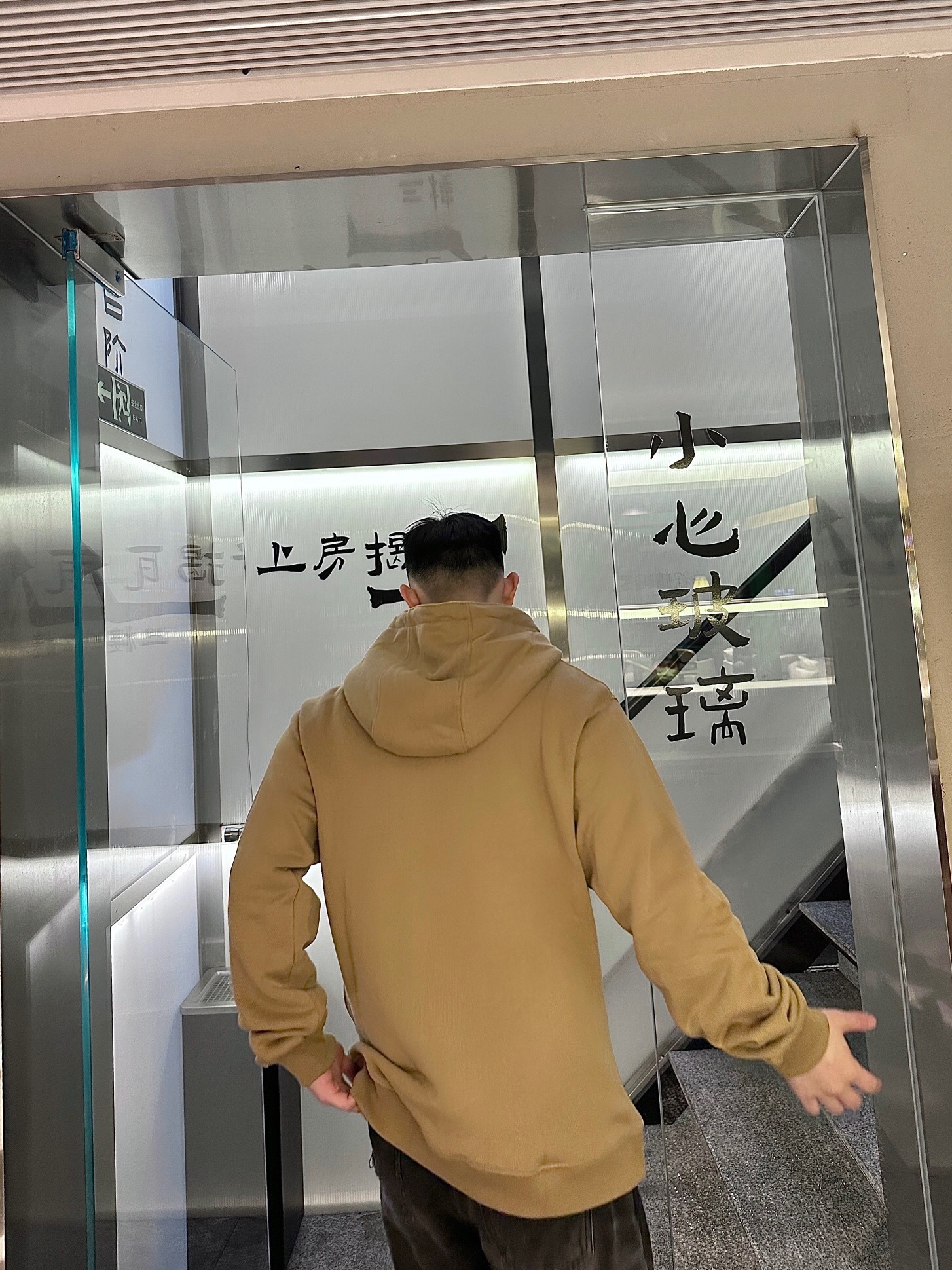 P389 互扣刺绣小标帽衫 卡其色 · image 18
