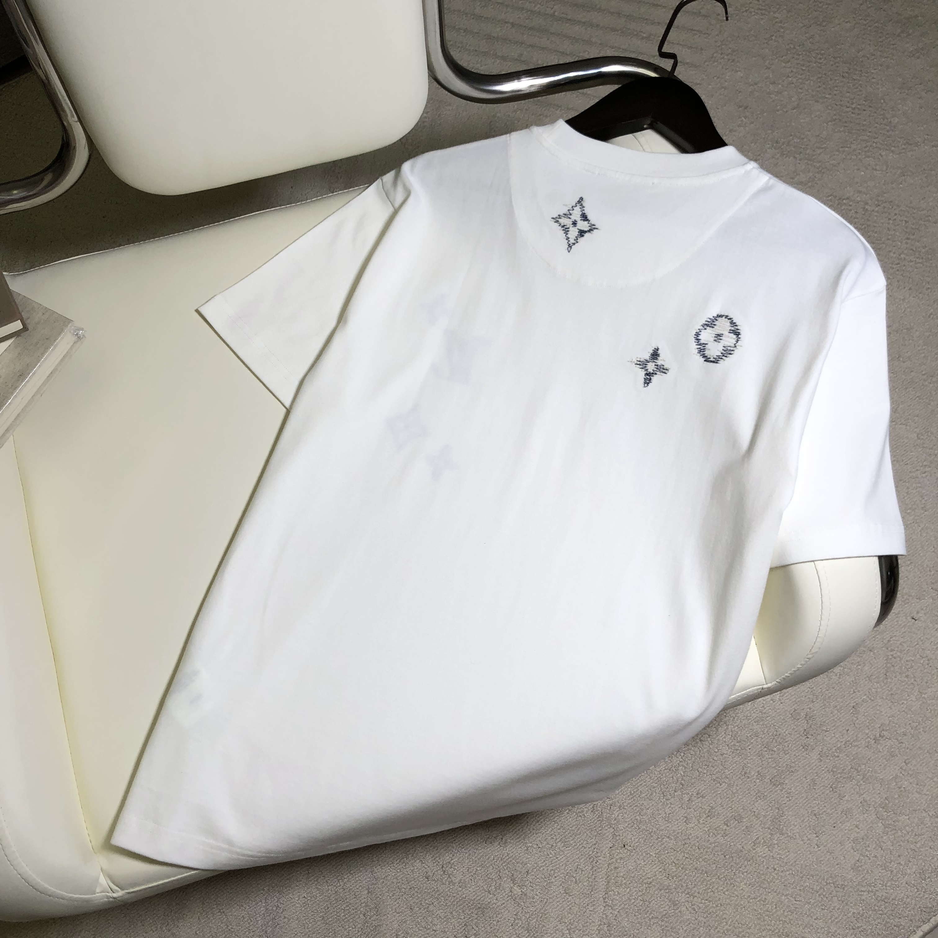 P229 三花线条刺绣T恤白色 · image 5